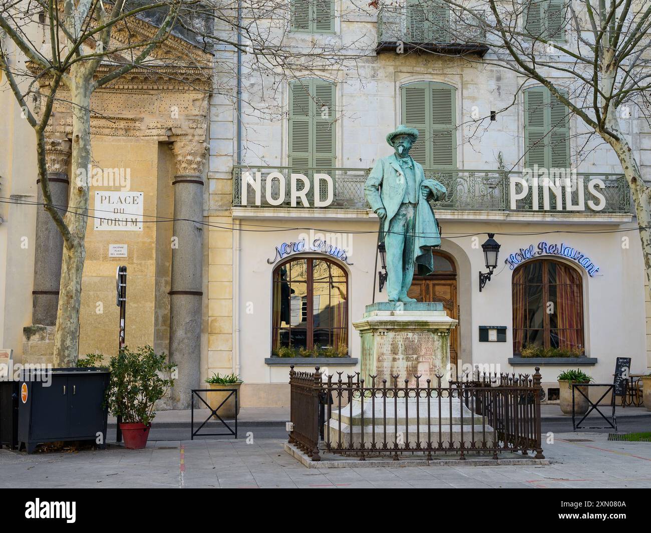 Arles, Frankreich - 3. März 2023: Statue Frederic Mistral am Place du Forum an einem bewölkten Tag im Frühling Stockfoto