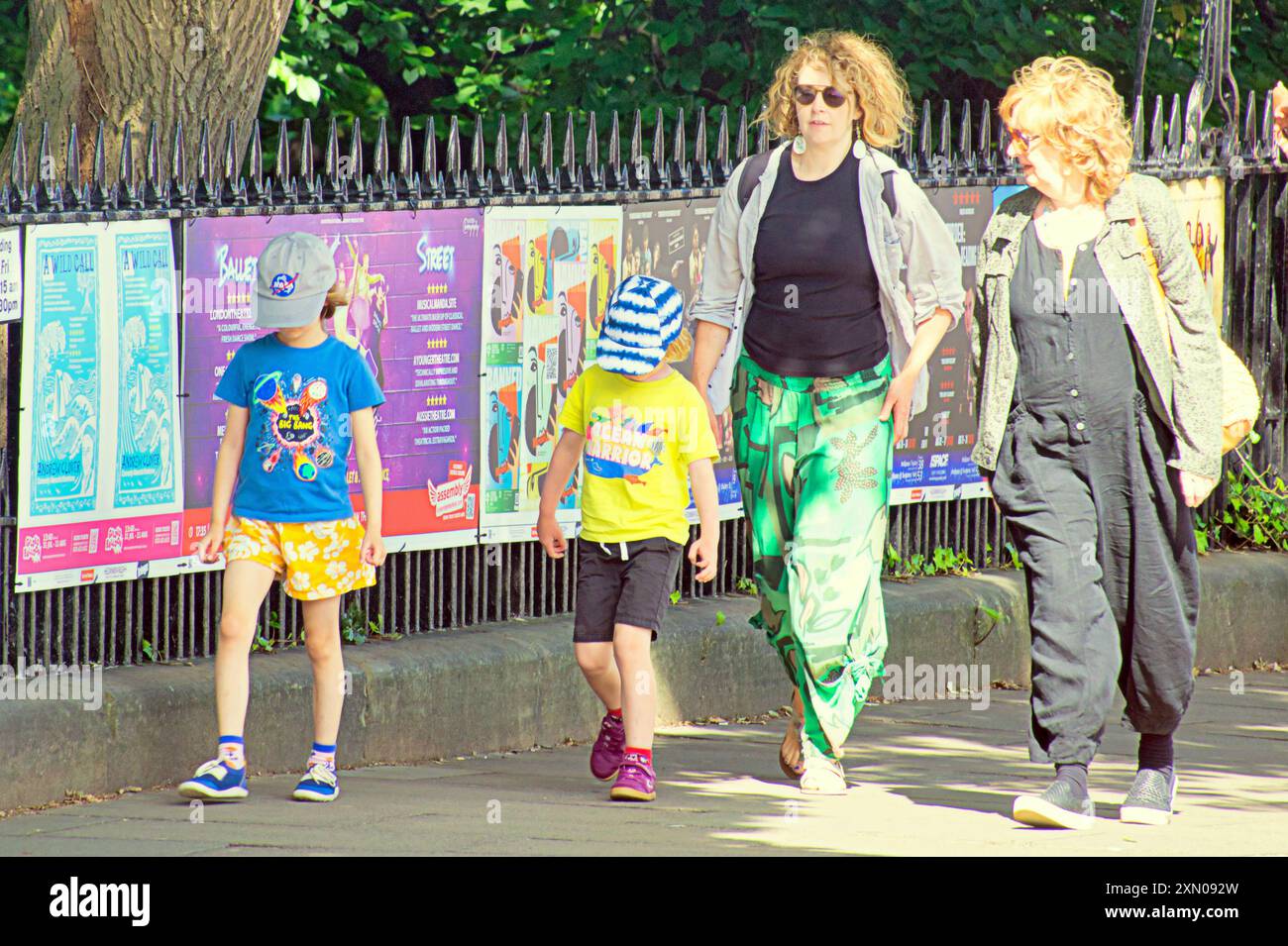 Edinburgh, Schottland, Großbritannien. 30. Juli. 2024. Das Wetter in Großbritannien: Das sonnige Edinburgh Festival hat Touristen auf der Royal Mile, der Princes Street mit ihren Gärten und dem Hügel gesehen, während die Stadt Plakate über die kommenden Ereignisse ausstellte. Credit Gerard Ferry /Alamy Live News Stockfoto