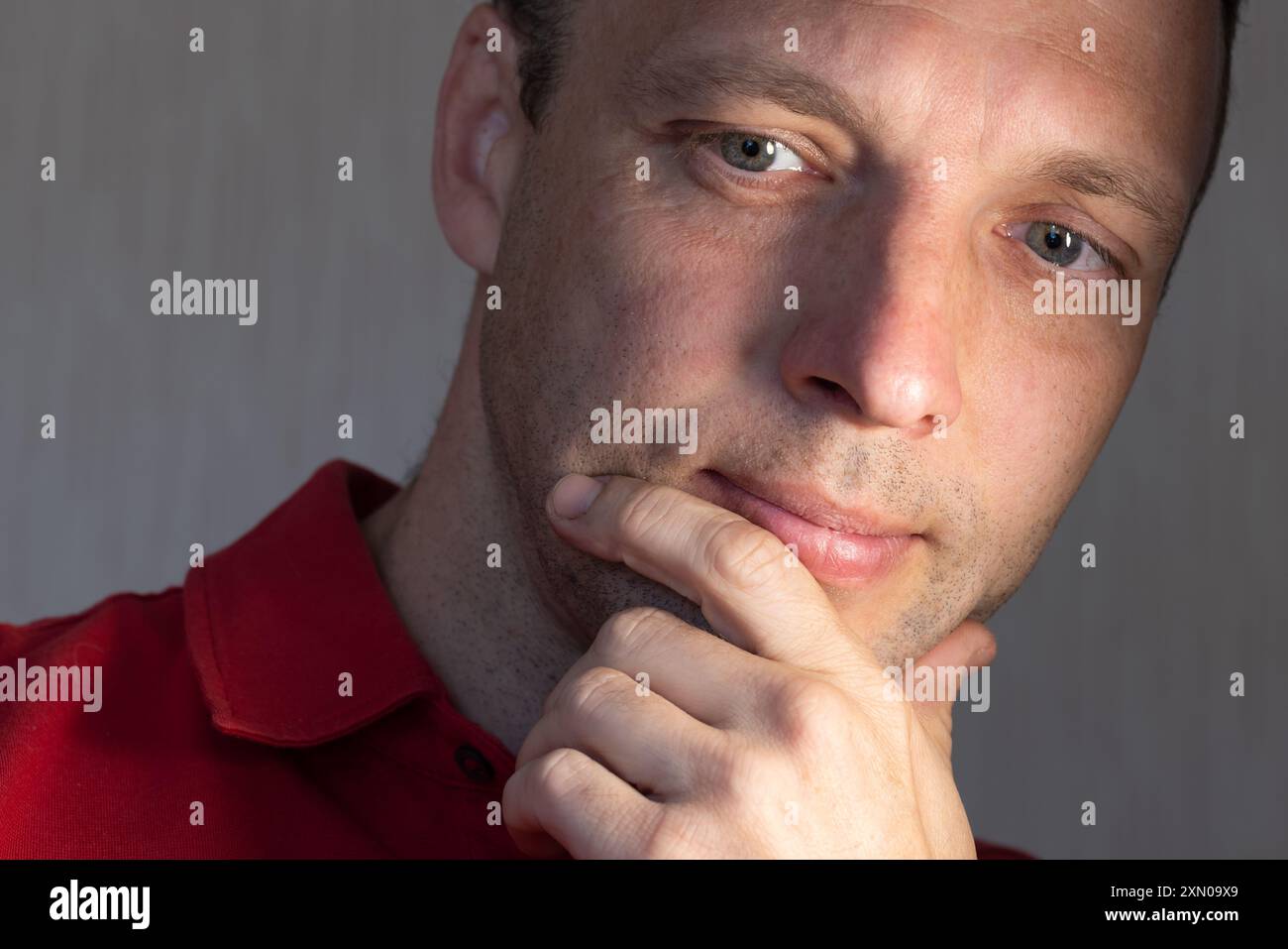 Gesichtsporträt eines positiven jungen Erwachsenen kaukasischen Mannes, Nahaufnahme des Studiofotos mit selektivem Weichfokus Stockfoto