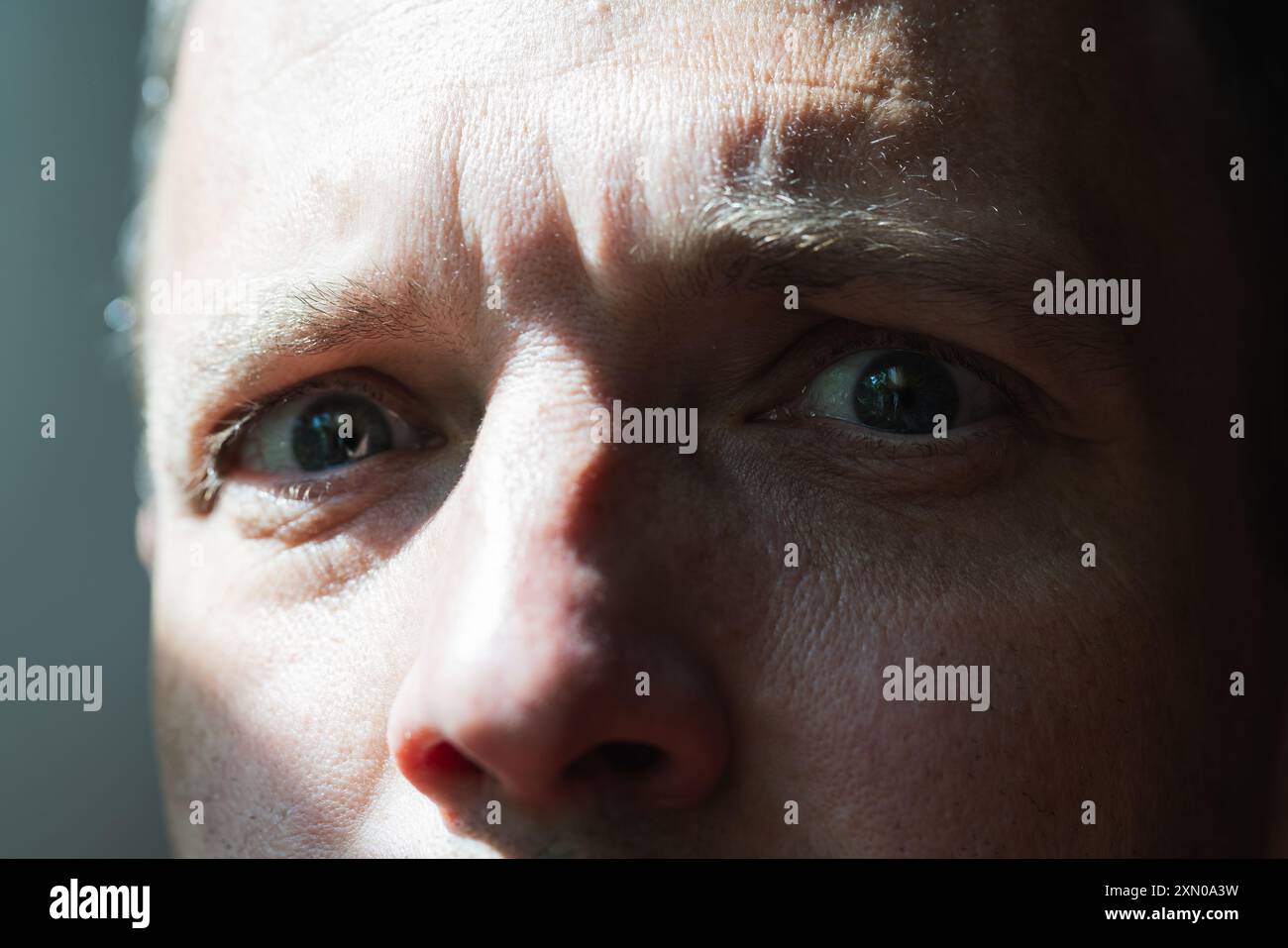 Nahaufnahme von verängstigten Augen des kaukasischen Mannes Stockfoto