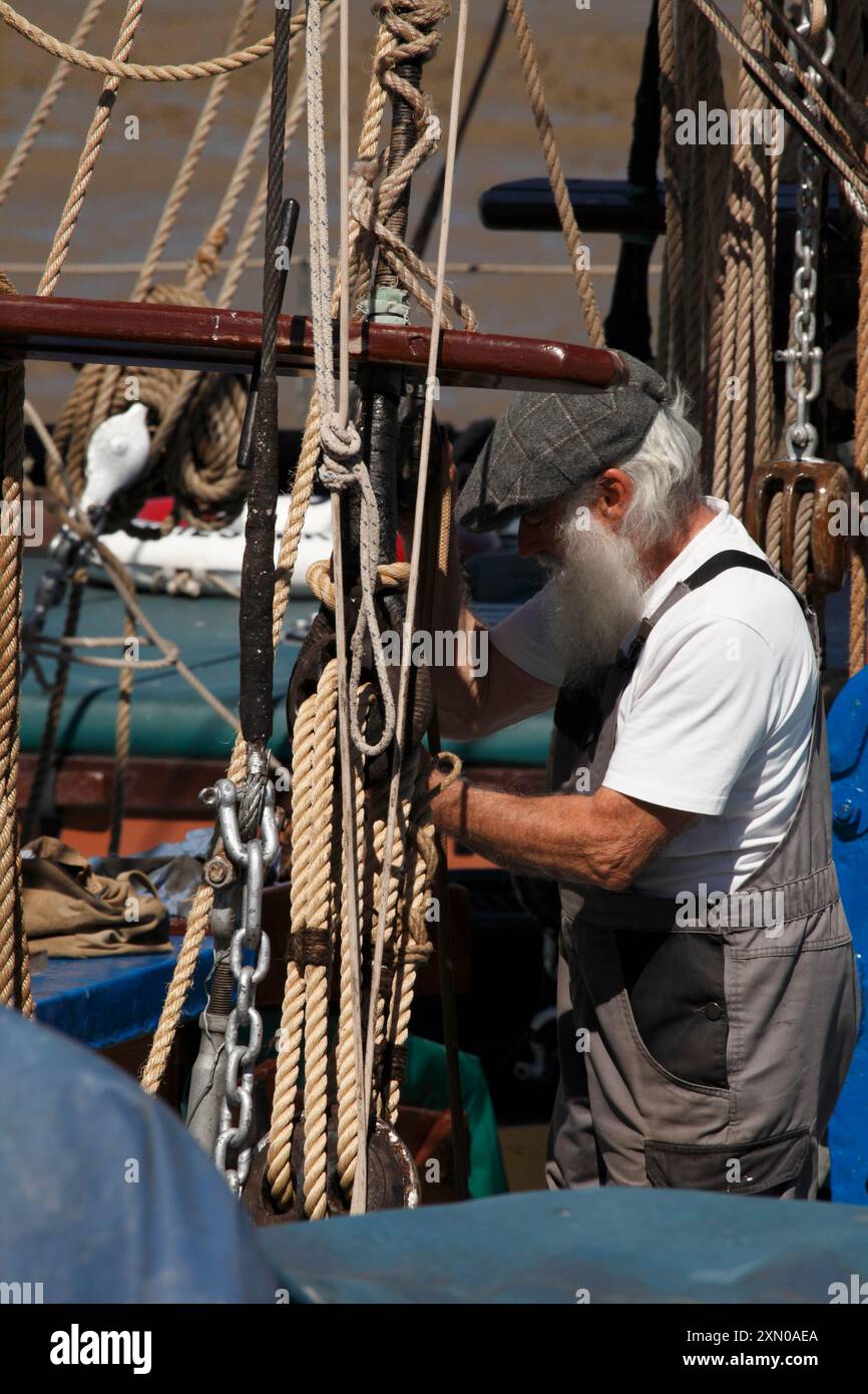 Ich arbeite an der Takelage der Thames-Segelkähne in Maldon, Essex. Laufende Wartung der Seile. Stockfoto
