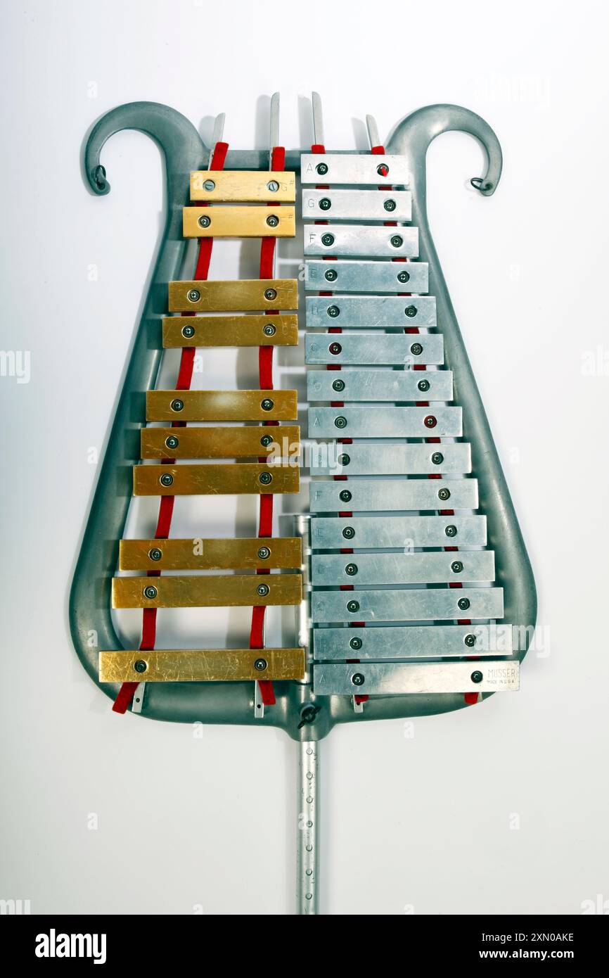 Bell Lyre, Bell Lyra, Marching Glockenspiel mit zwei verschiedenen Metallfarben für die Naturals und zufällige Noten. Hergestellt von Musser, USA Stockfoto