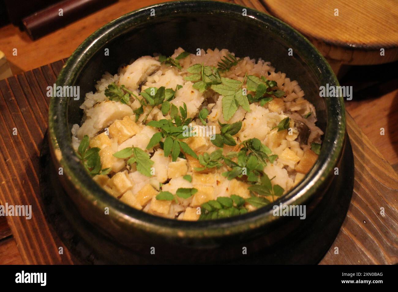 Japanische Küche : Hamo (Dolchpike Conger) Takikomi Gohan (Reis mit Zutaten) in Kyoto, Japan Stockfoto