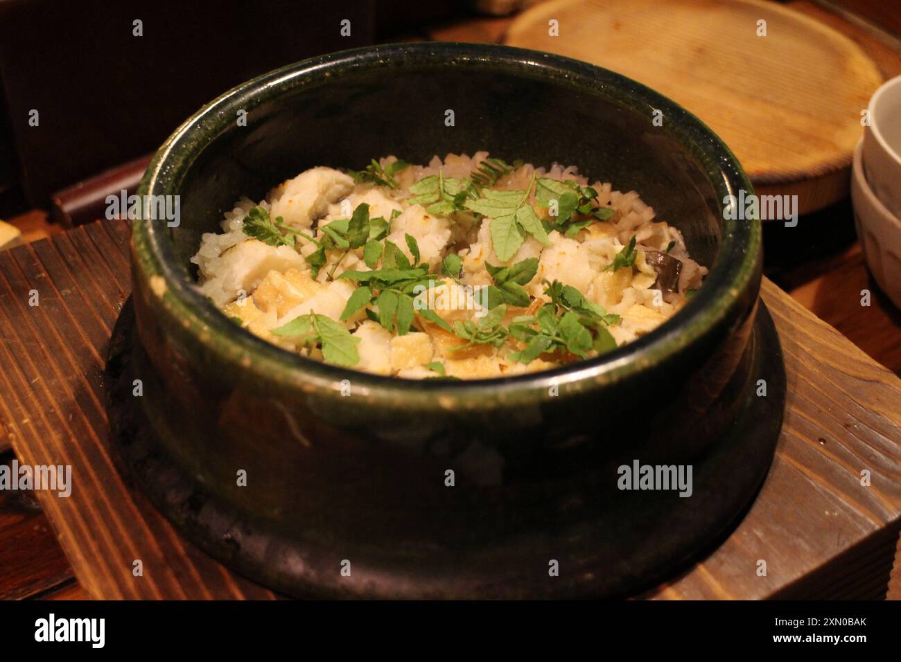 Japanische Küche : Hamo (Dolchpike Conger) Takikomi Gohan (Reis mit Zutaten) in Kyoto, Japan Stockfoto