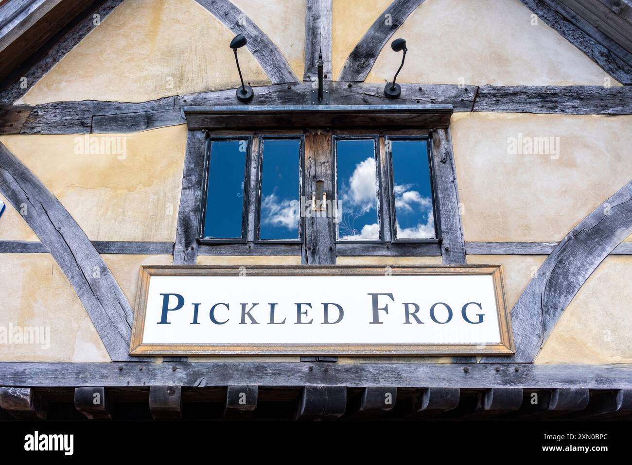 Tudor-Fachwerkgebäude mit eingelegtem Froschschild Stockfoto