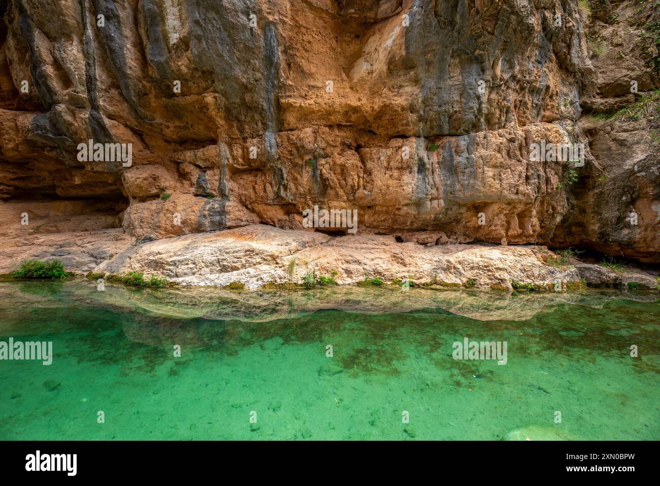 Blick auf einen Abschnitt der beeindruckenden Meerenge des Ebron-Flusses, Teruel, Aragon, Spanien, zwischen hohen Felswänden und türkisfarbenem Wasser mit Gehwegen für Stockfoto