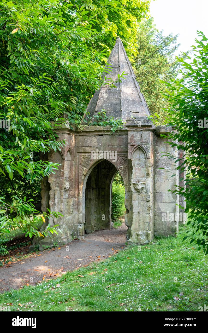 Steinblödsinn im öffentlichen Parkgarten Stockfoto