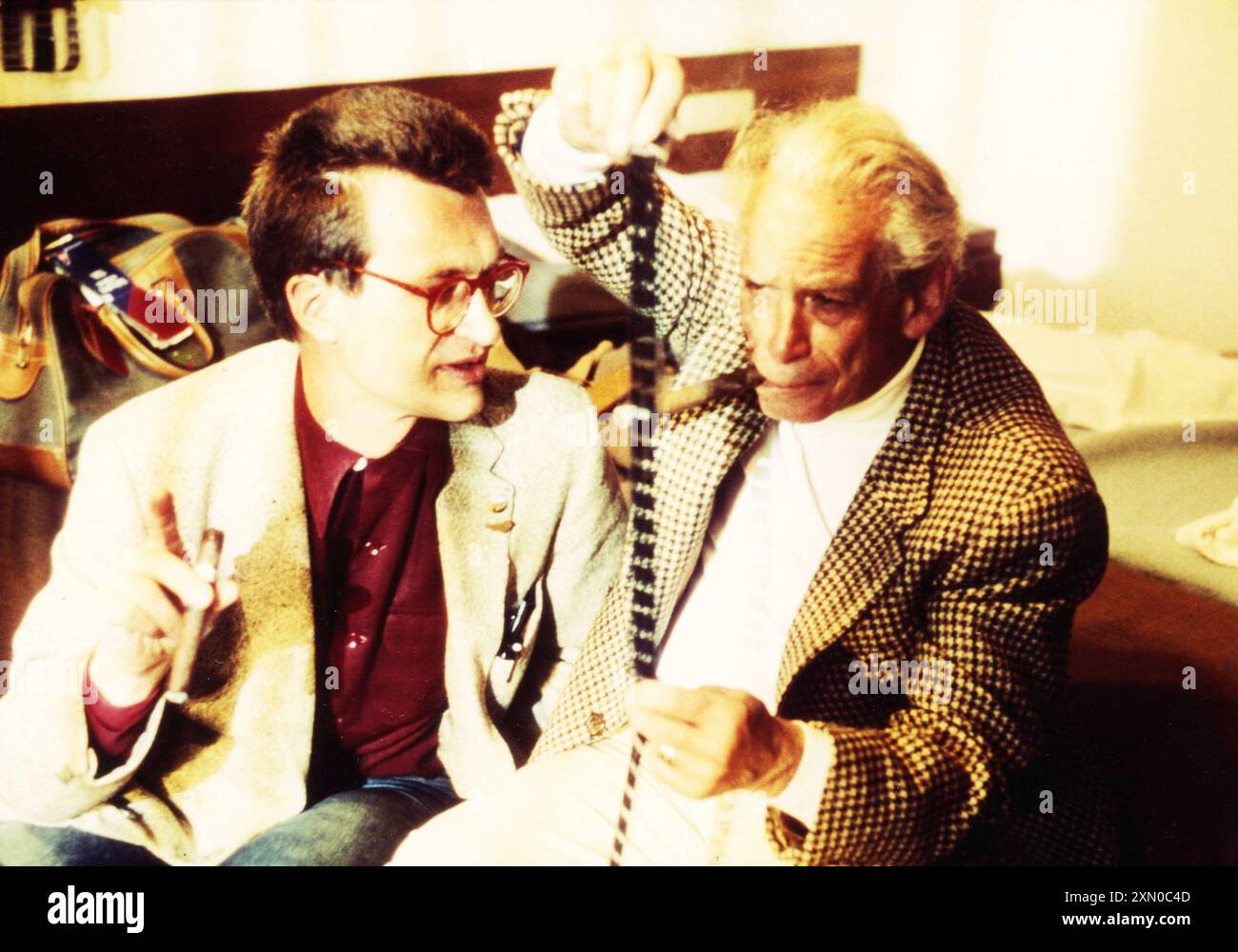Regisseur WIM WENDERS und SAMUEL FULLER am Set Candid während der Dreharbeiten von THE STATE OF THINGS / DER STAND DER DINGE 1982 Regisseur WIM WINDERS Gray City / V.O. Filmes / Road Movies Filmproduktion / Wim Wenders Productions / Pro-ject Filmproduktion / Pari Films / Musidora Films / Film International / Künstliches Auge / Zweites Deutsches Fernsehen (ZDF) Stockfoto