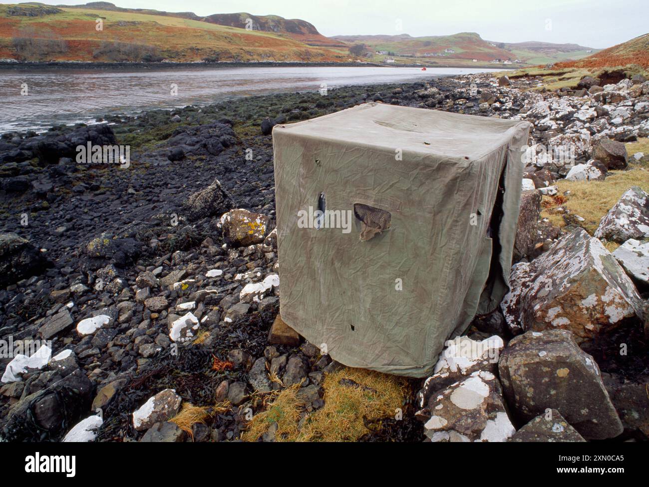 Tragbares Segeltuch, ohne Tarnung, um Wildtiere am Ufer des Seeboochs zu beobachten und zu fotografieren, Isle of Skye, Schottland, Dezember 1994 Stockfoto