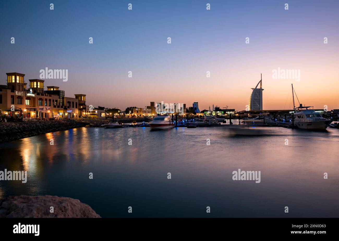 Vereinigte Arabische Emirate, Dubai, 25. Dezember 2016. Al Souq Fishing Harbor in Dubai bietet Restaurants, Bootstouren, frische Meeresbrise und Touristenattraktionen Stockfoto