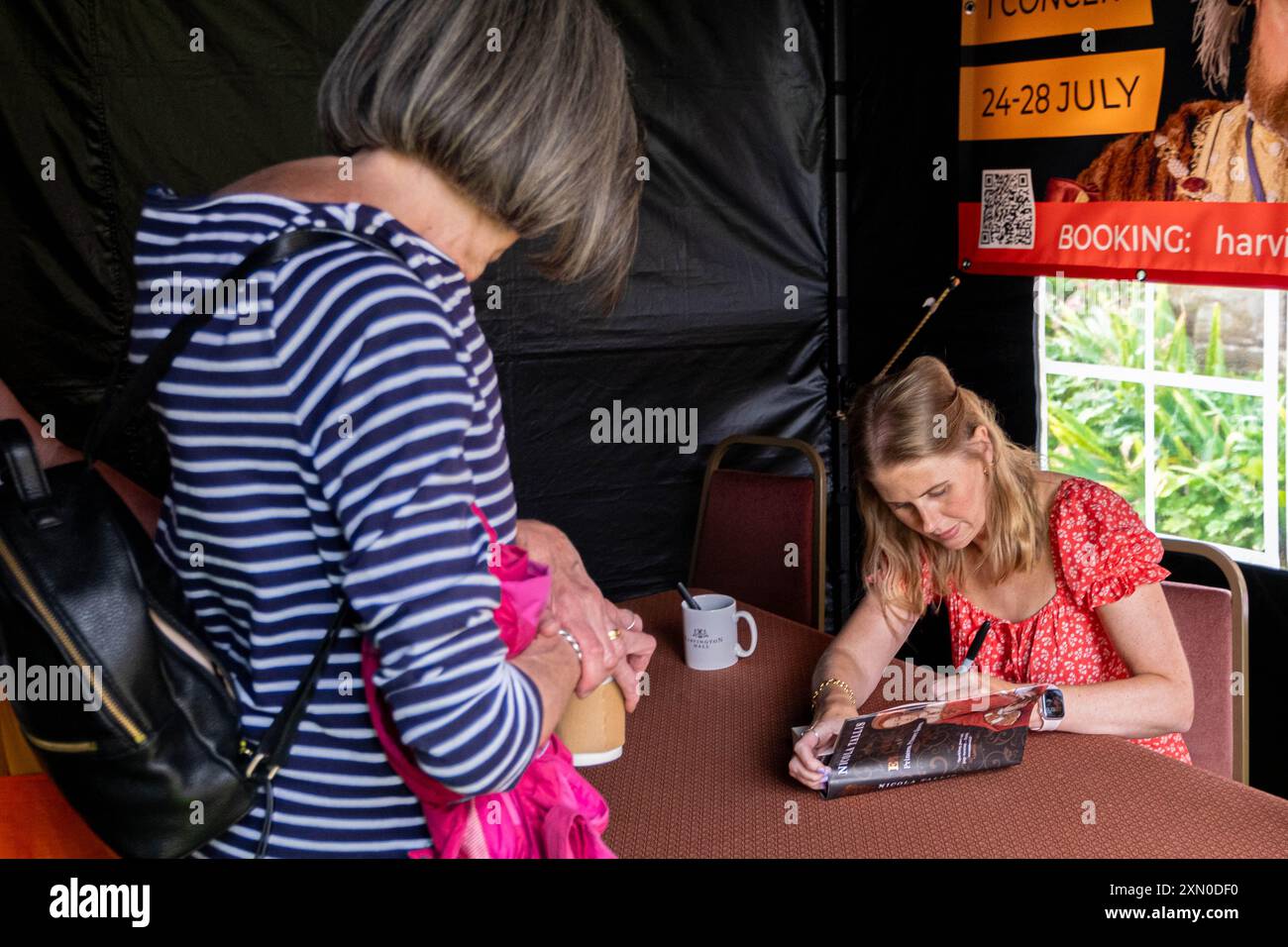 Harvington Hall, Harvington, Großbritannien. Juli 2024. Nicola Tallis präsentiert „die junge Elisabeth: Prinzessin. Gefangener. Queen’ und signiert Kopien ihres neuen Buches. Credit Mark Lear / Alamy Live News *** NUR FÜR REDAKTIONELLE ZWECKE *** Stockfoto