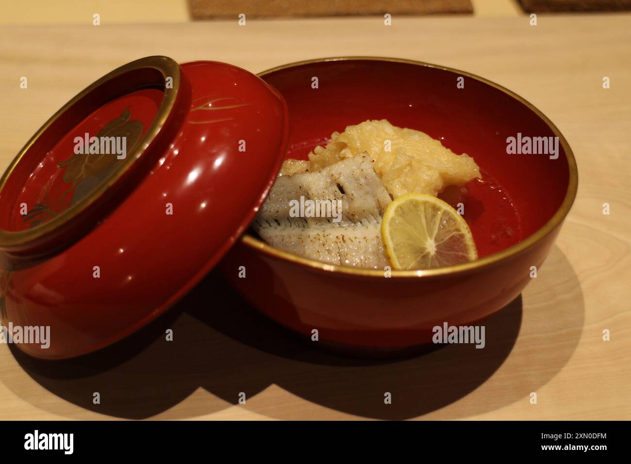 Japanische Küche : Dashi-Suppe (Stock Suppe) mit Hamo (Dolchzahn-Hecht-Conger) in Kyoto, Japan Stockfoto