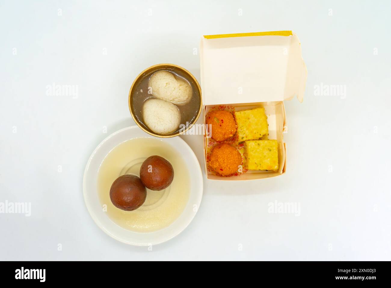 Sammlung indischer Süßigkeiten Kalakand Burfi, Laddu, Motichur Laddoo, Gulab Jamun, Lalmohan, Rasbhari Stockfoto