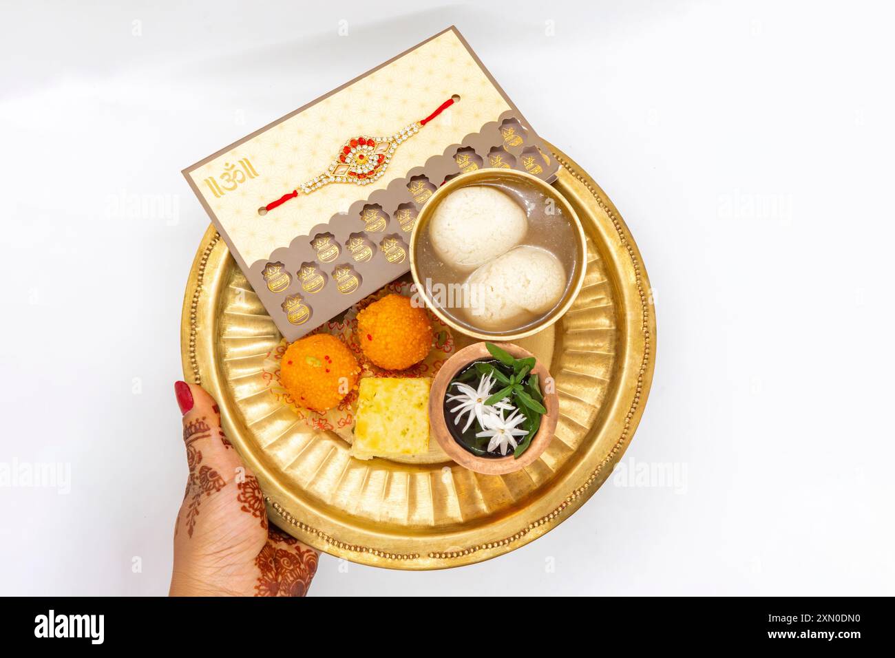 Rakshya Bandhan Janai Purnima Feier mit Rakhee und Puja Platte mit Früchten und Süßigkeiten Hindu Stockfoto