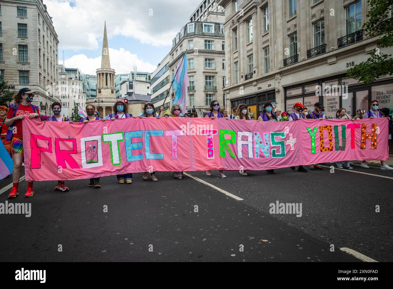 Banner für den Schutz von Trans+-Jugendlichen bei London Trans Pride 2024 Stockfoto