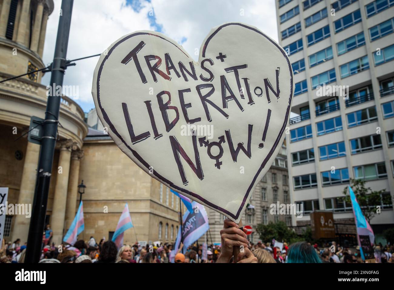 Ein herzförmiges Plakat fordert die Befreiung der Trans jetzt im London Trans Pride 2024 Stockfoto