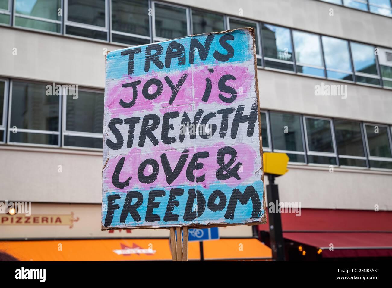 Plakat zur Feier der Trans Joy im London Trans Pride 2024 Stockfoto