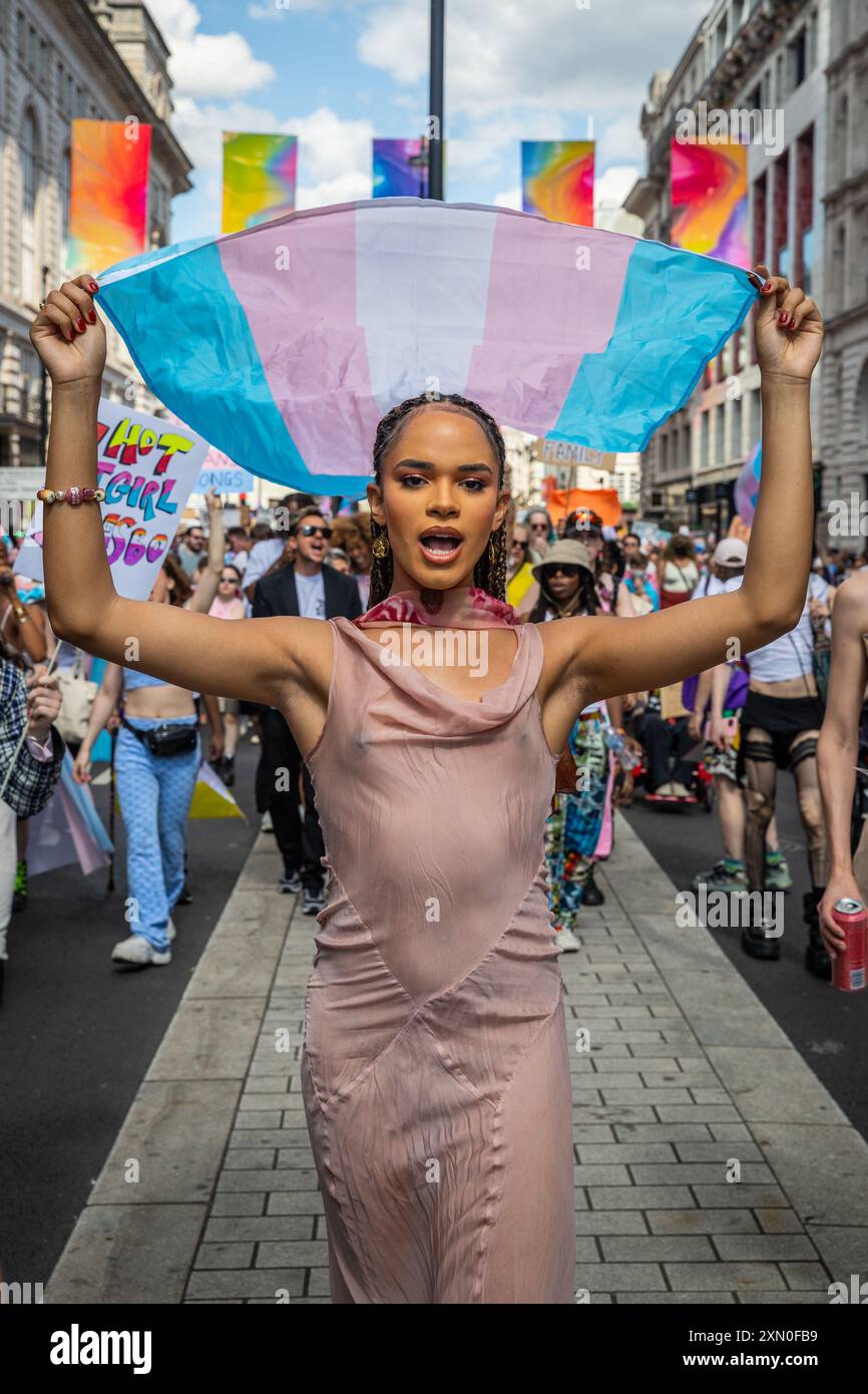 Yasmin Finney hält an der Trans-Flagge in London Trans Pride 2024 Stockfoto
