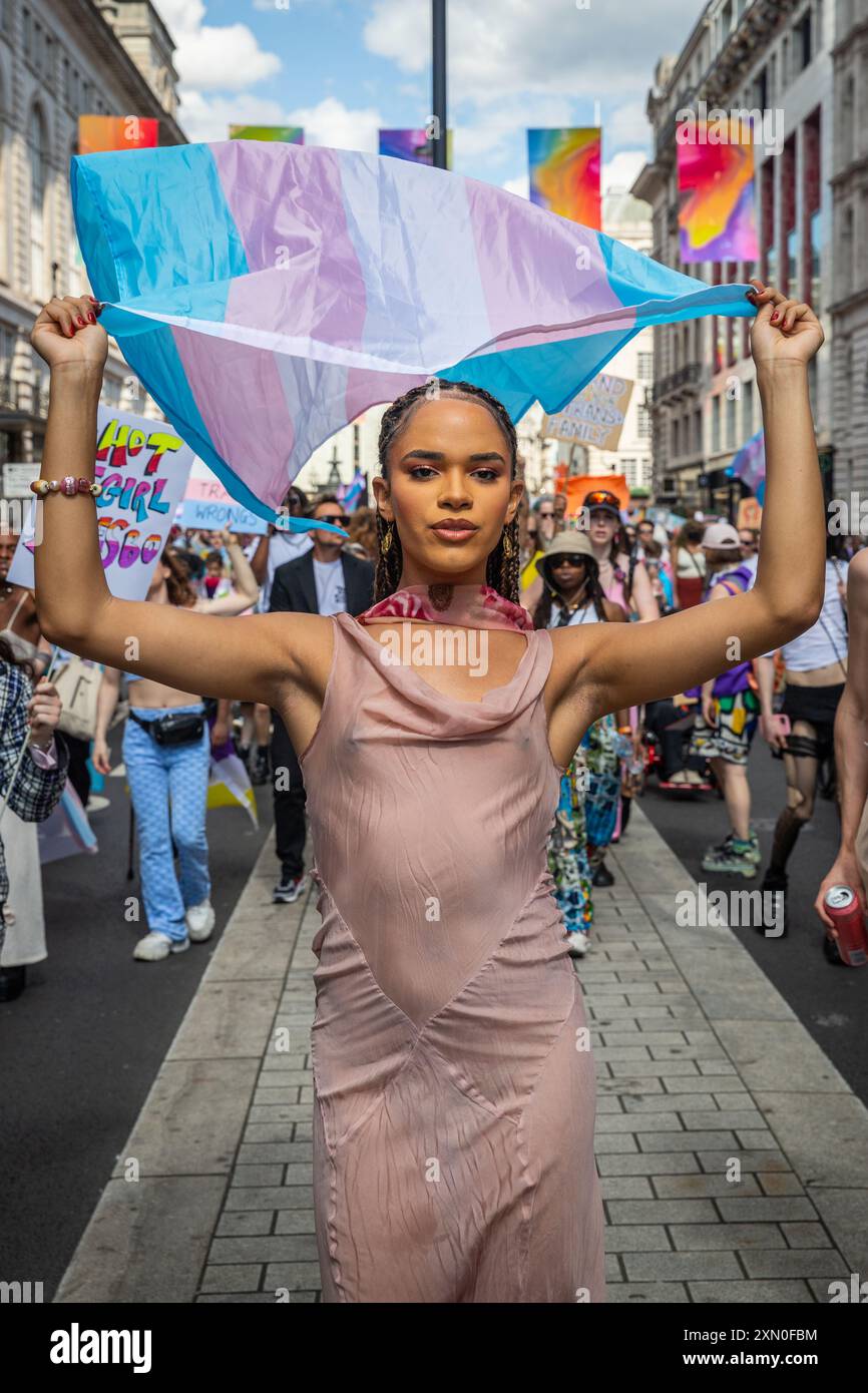 Yasmin Finney hält an der Trans-Flagge in London Trans Pride 2024 Stockfoto