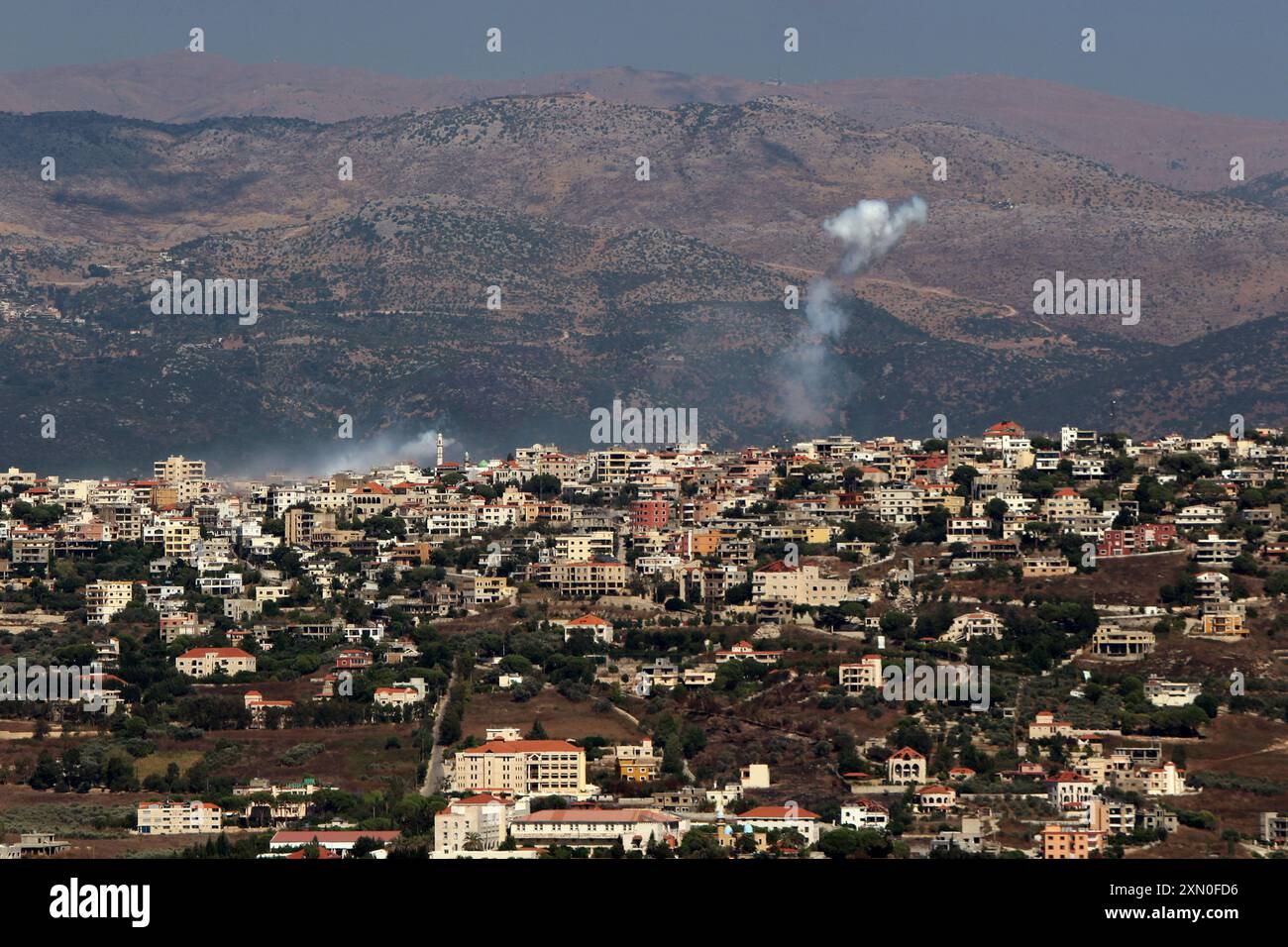 Qliyaa, Libanon. 30. Juli 2024. Der Rauch der israelischen Bombardierung steigt über dem südlibanesischen Dorf Khiam, während die Spannungen zwischen pro-iranischen Hisbollah-Terroristen und israelischen Truppen eskalieren. Kredit: STR/dpa/Alamy Live News Stockfoto