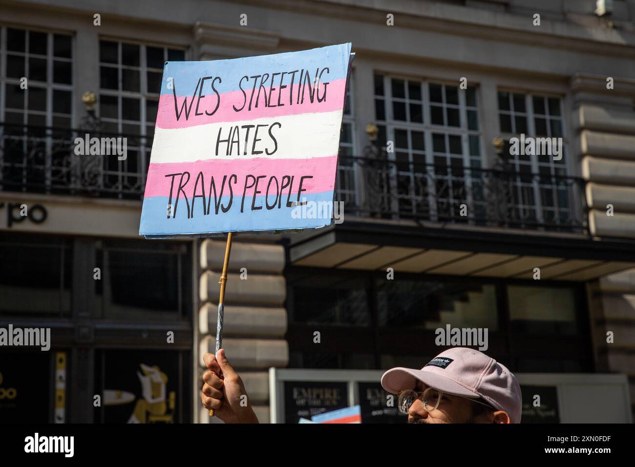 Plakat greift Arbeitsgesundheitsminister Wes Streeting in London Trans Pride 2024 an Stockfoto
