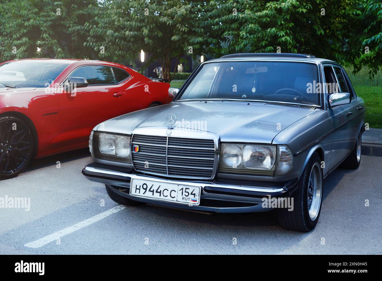 27.07.2024 Novosibirsk, Meet, Silber Mercedes-Benz W123 2,3 MT 230 E 1984 Stockfoto