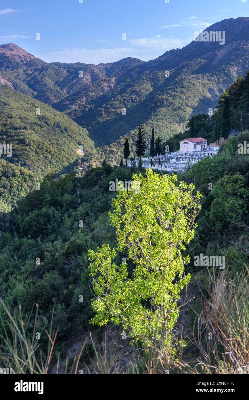 Landschaft am Rande des Dorfes Langadia, (Lagkadia), Gortynia, Arcadia, Zentral-Peloponnes, Griechenland. Stockfoto
