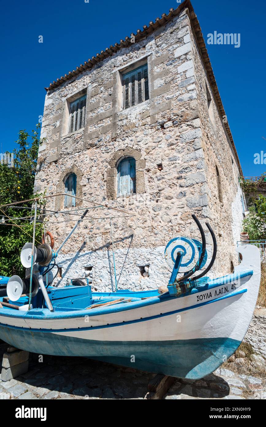 Fischerboot und traditionelles Steinhaus im Dorf Kardamyli, Outer Mani, Messinia, Peloponnes, Griechenland Stockfoto