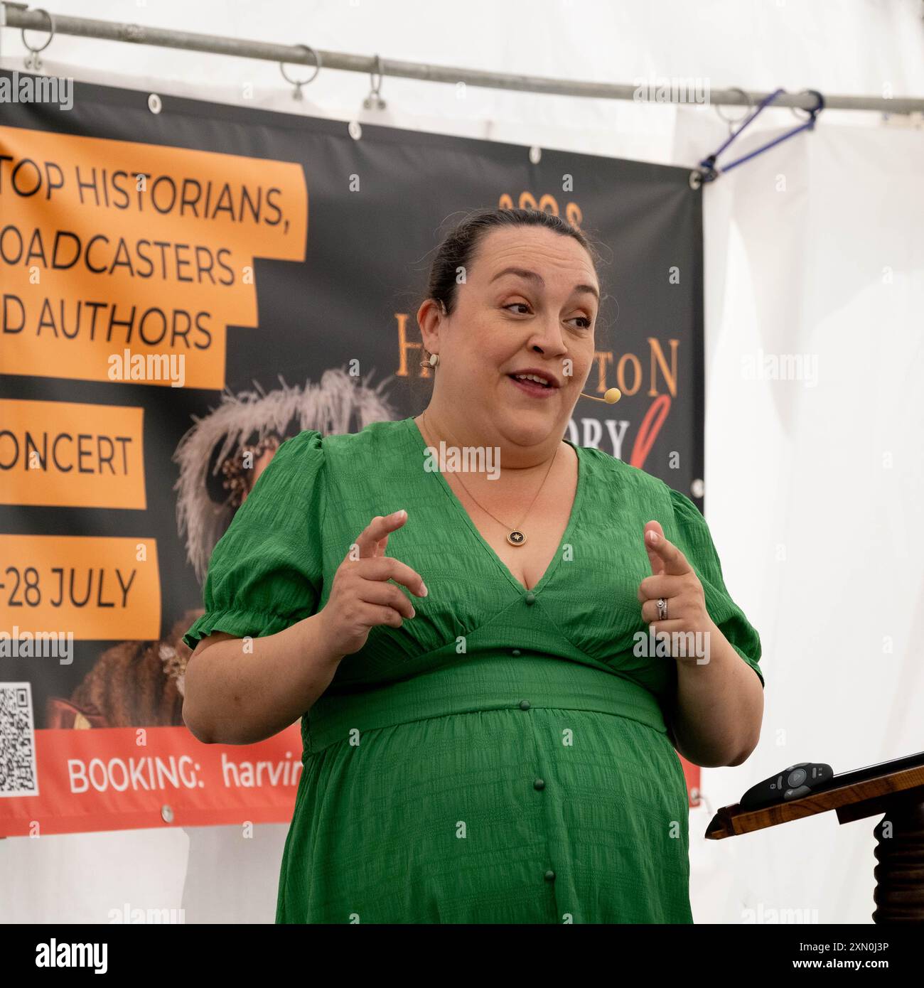 Harvington Hall, Harvington, Großbritannien. Juli 2024. Katrina Marchant präsentiert „Spinning Virginia“ auf dem Harvington History Festival. Credit Mark Lear / Alamy Live News *** NUR FÜR REDAKTIONELLE ZWECKE *** Stockfoto