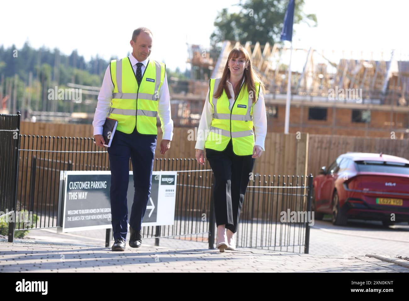Stellvertretende Premierministerin Angela Rayner, zusammen mit Steve MacPherson Bloor Homes Group Development und Technical Director, während ihres Besuchs auf dem Wohnbaugebiet Bloor Homes in Basingstoke, Hampshire, nach der Ankündigung weitreichender Änderungen des Planungssystems Englands, da die Regierung versucht, den Weg für den Bau von 1,5 Millionen neuen Häusern zu ebnen. Bilddatum: Dienstag, 30. Juli 2024. Stockfoto
