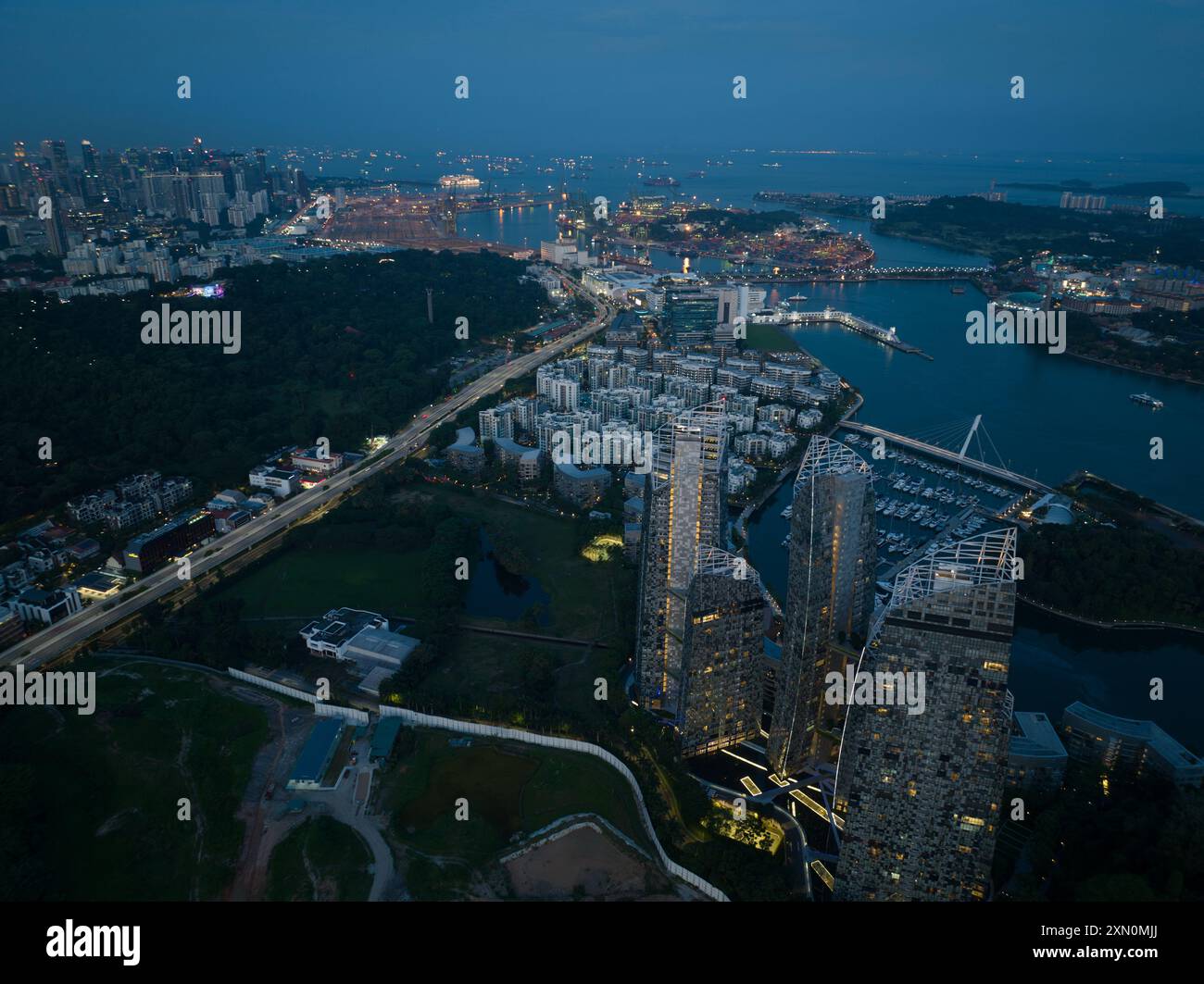 Singapur, Zentralregion - Singapur, 6. Juli 2024: Reflexionen in der Keppel Bay in einem luxuriösen Wohnkomplex am Hafen von Singapur. Daniel Libeskind Stockfoto