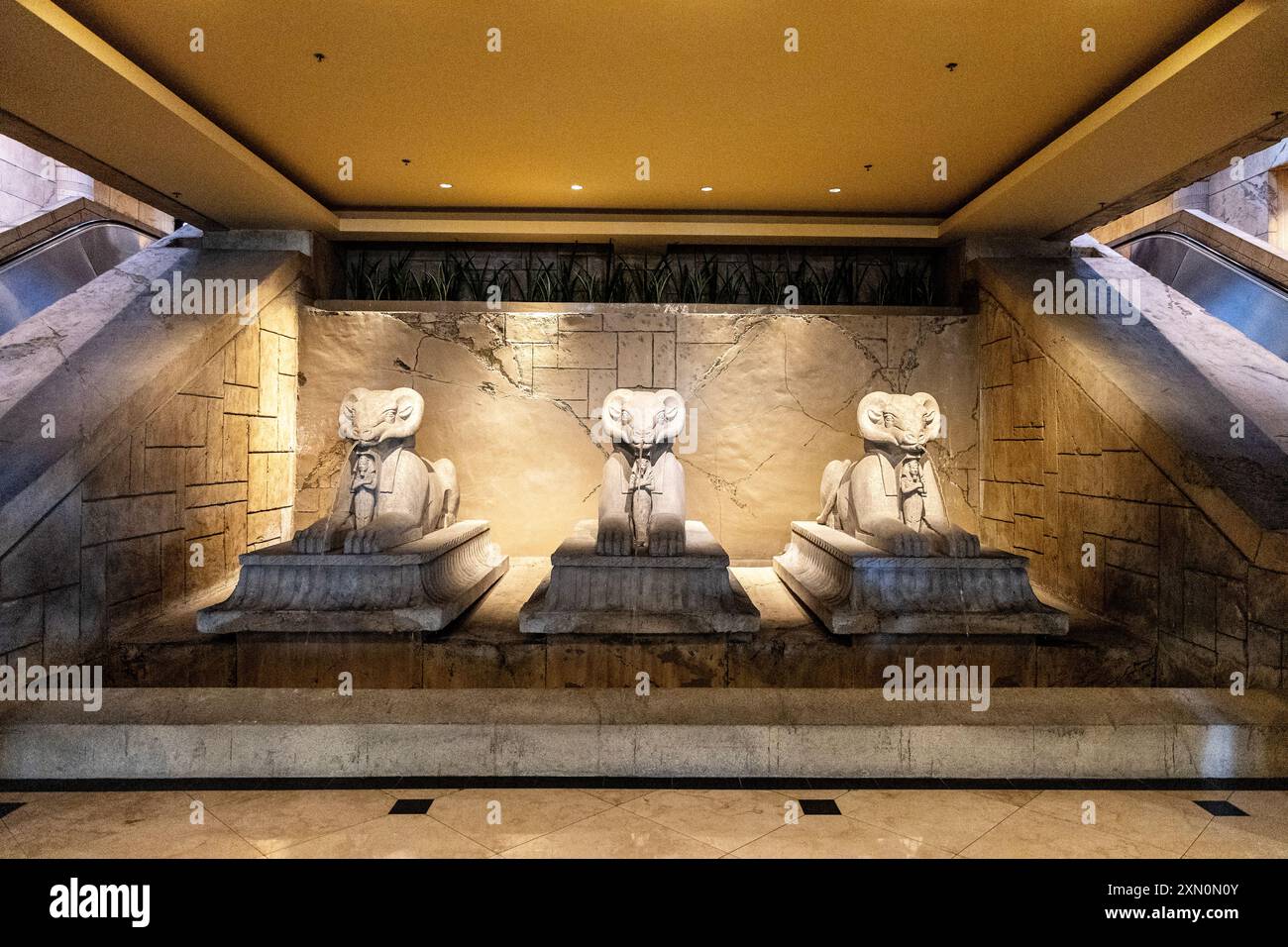 Replik von Widderstatuen im Luxor Hotel, Las Vegas, Nevada, USA Stockfoto