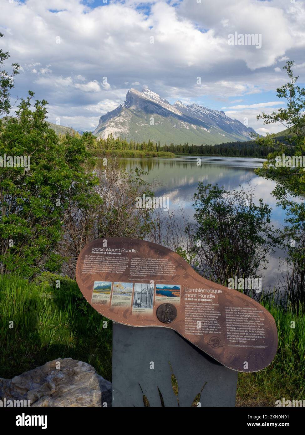 Mount Rundle vom Lake Vermillion, Alberta, Kanada Stockfoto