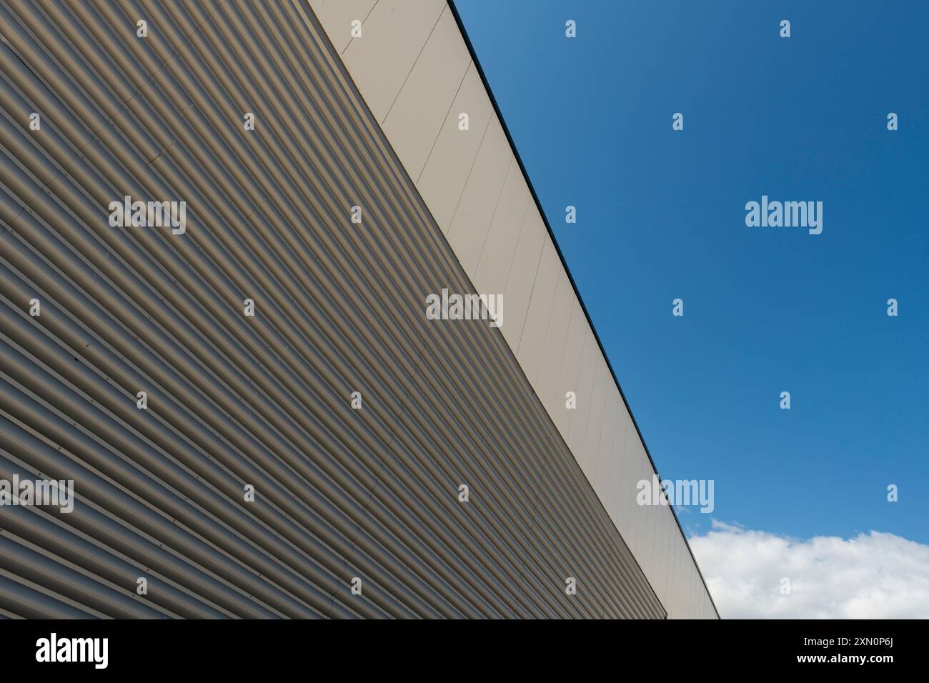 Moderne Industriebaufassade mit blauem Himmel Stockfoto