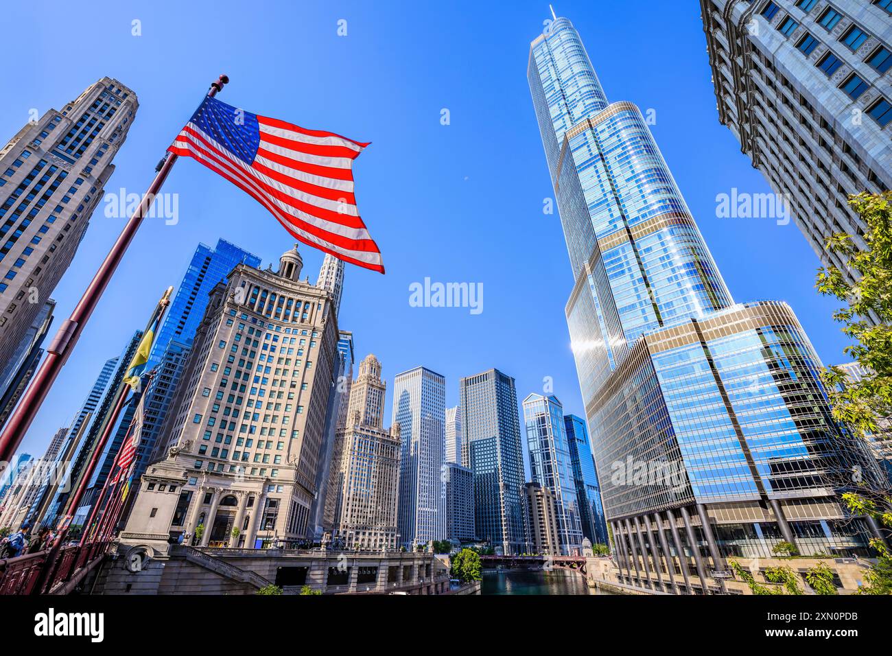 Wunderschöner Blick auf den chicago River mit amerikanischer Flagge Stockfoto