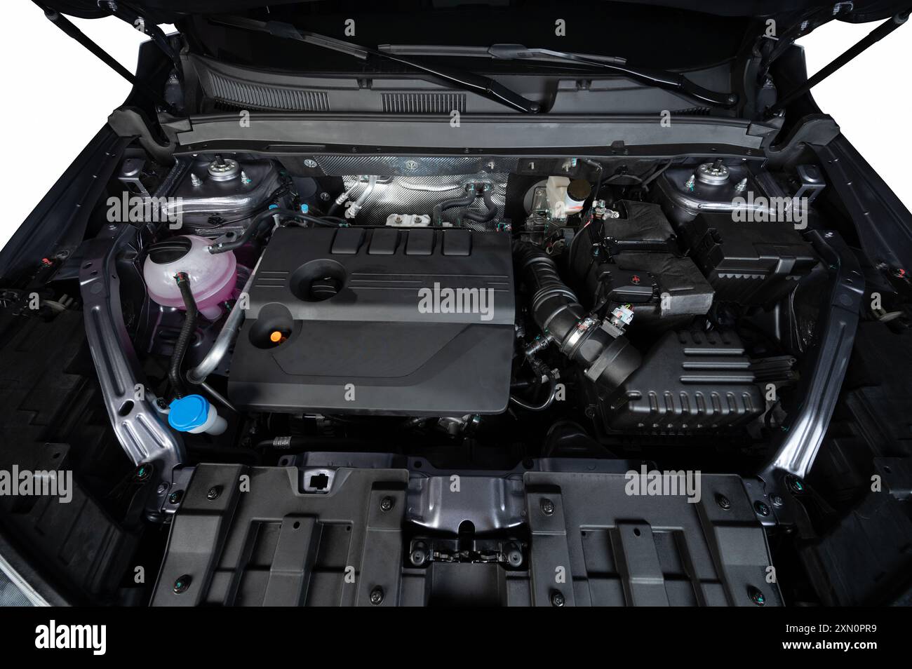 Offene Motorhaube mit sauberem Motor und isolierten Anschlüssen Stockfoto