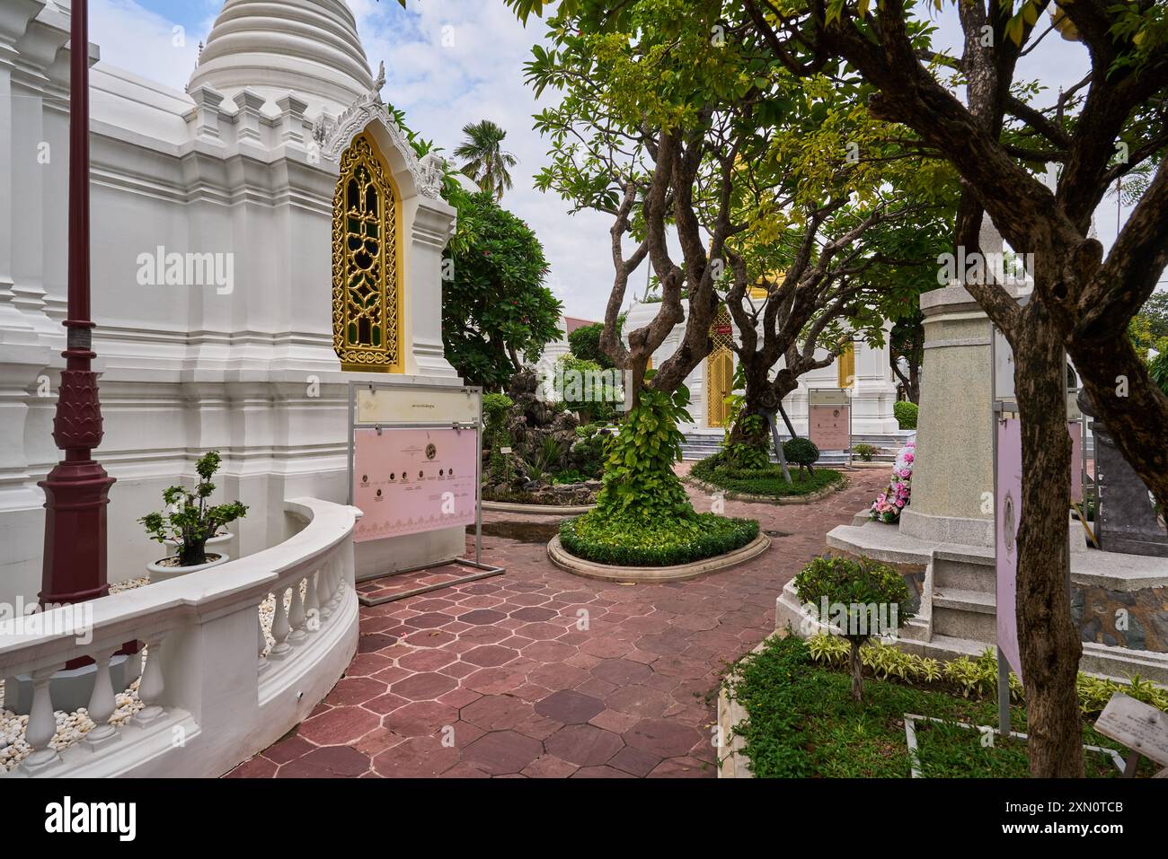 Königlicher Friedhof im buddhistischen Tempel Wat Ratchabophit in Bangkok Stockfoto