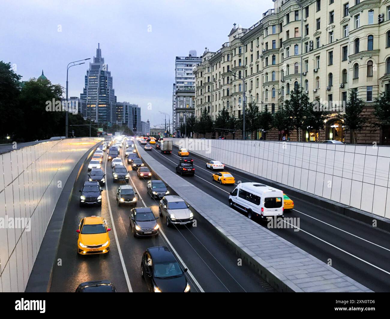 Moskau, Russland, August 2019: Abend, Verkehr am ein- und Ausgang des Tunnels und im Stadtzentrum. Die rechte Spur geht, die linke Spur steht Stockfoto