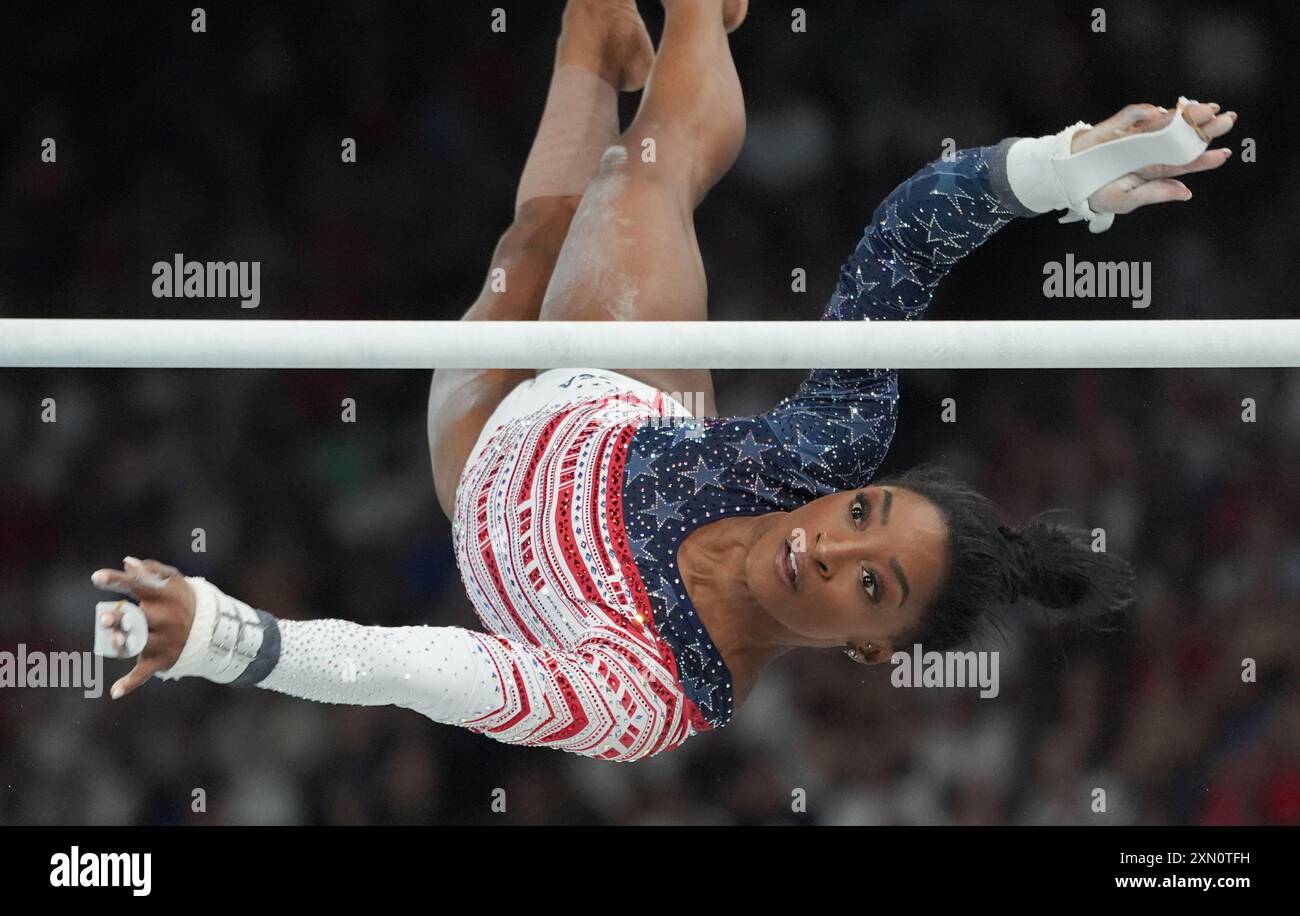 Paris, Frankreich. 30. Juli 2024. Simone Biles aus den USA tritt am Dienstag, den 30. Juli 2024, bei den Olympischen Sommerspielen in Paris auf den unebenen Bars auf. Foto: Paul Hanna/UPI Credit: UPI/Alamy Live News Stockfoto