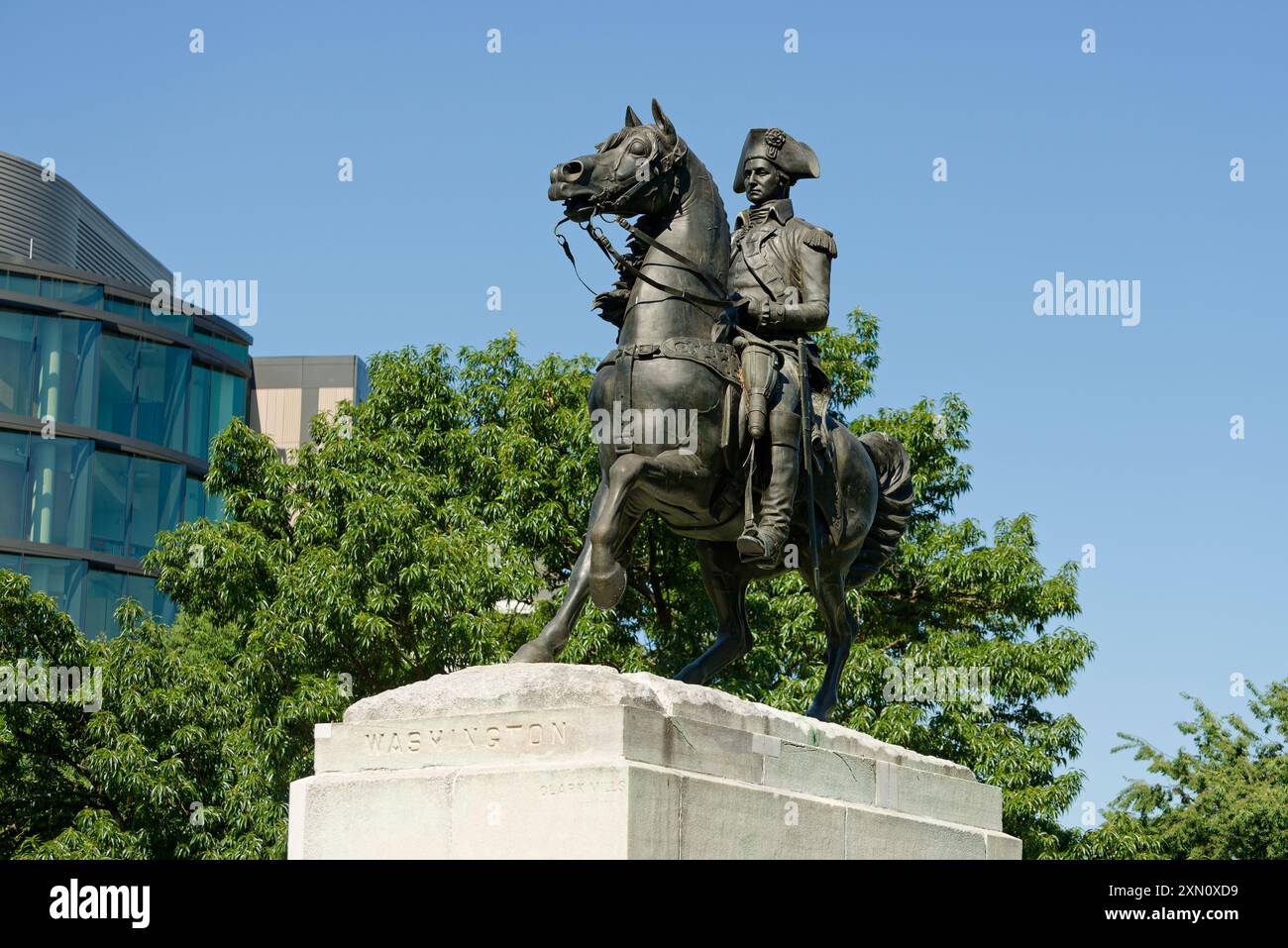 Statue von George Washington, 1. Präsident der Vereinigten Staaten von Amerika. In Uniform, auf einem Pferd reiten. Auf einem Kalksteinsockel in Washington DC. Stockfoto