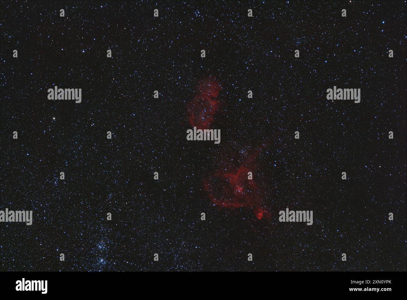 Foto eines Herz-Seele-Nebels mit 100mm-Linse und H-alpha-Filter Stockfoto
