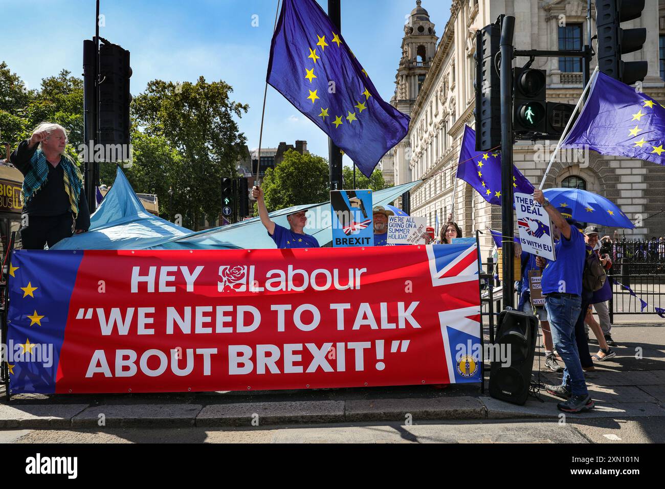 London, Großbritannien. Juli 2024. Die Demonstranten mit dem Aktivisten Steve Bray kehren mit ihrer regelmäßigen „Stop-Brexit“-Kundgebung nach Westminster zurück, um sich für die Rückkehr Großbritanniens in die Europäische Union einzusetzen. Quelle: Imageplotter/Alamy Live News Stockfoto