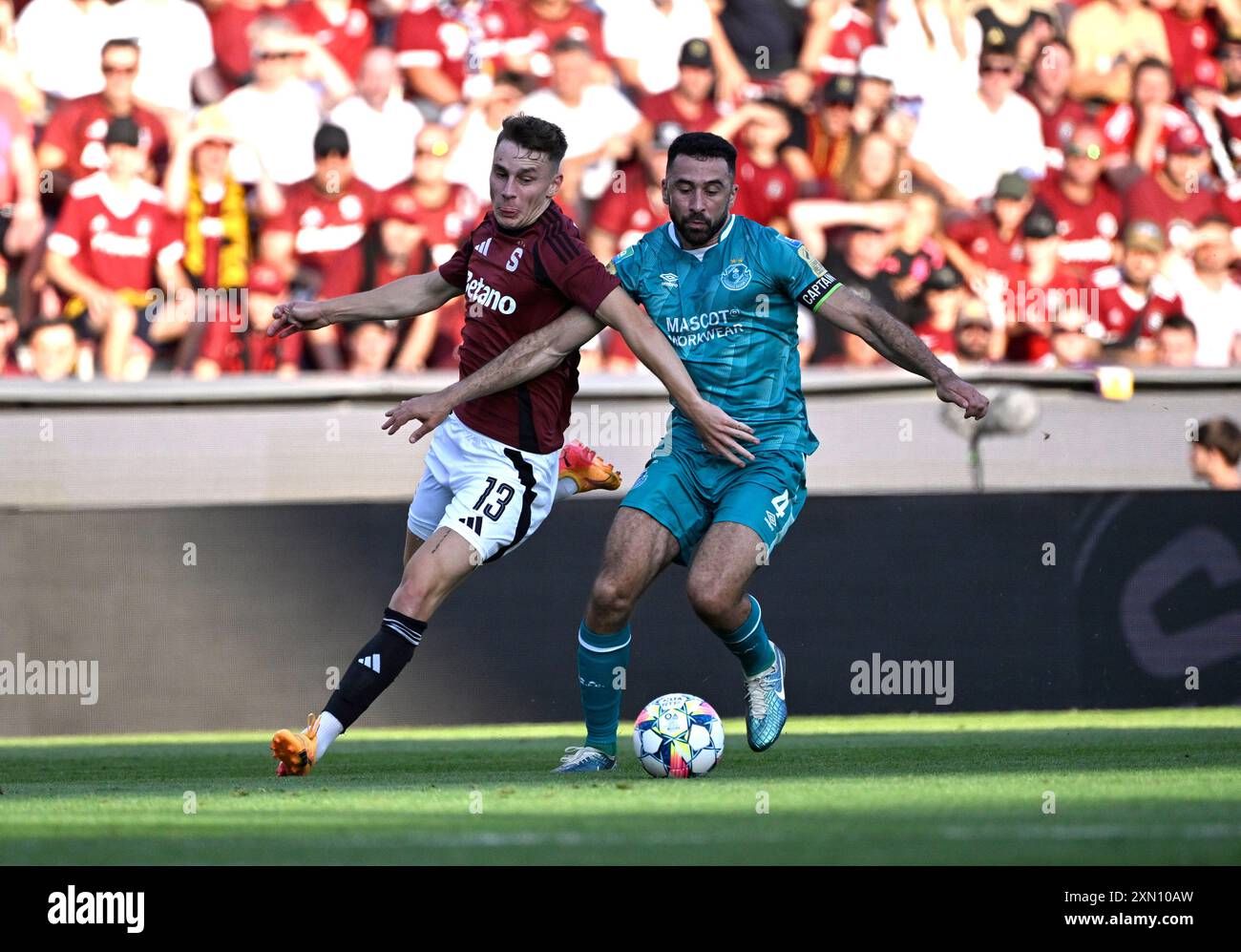 Prag, Tschechische Republik. 30. Juli 2024. L-R Krystof Danek (Sparta) und Roberto Lopes (Shamrock) im Spiel während des AC Sparta Praha gegen Shamrock Rovers kehren am 30. Juli 2024 in Prag zurück. Quelle: Katerina Sulova/CTK Photo/Alamy Live News Stockfoto