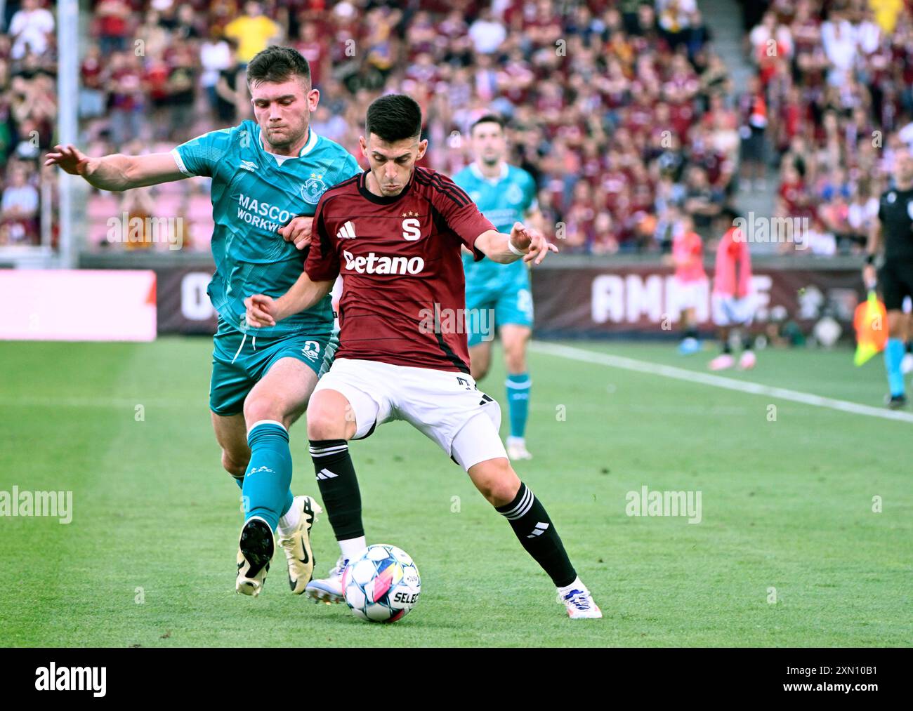 Prag, Tschechische Republik. 30. Juli 2024. L-R Josh Honohan (Shamrock) und Imanol Garcia de Albeniz (Sparta) im Spiel während des AC Sparta Praha gegen Shamrock Rovers kehren am 30. Juli 2024 in Prag zurück. Quelle: Katerina Sulova/CTK Photo/Alamy Live News Stockfoto