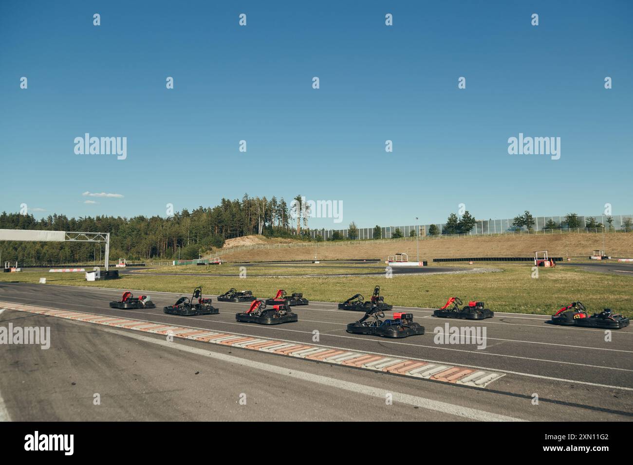 Viele Rennwagen sind bereit, auf der Outdoor-Strecke zu fahren. Maschinenkart vor dem Start Stockfoto