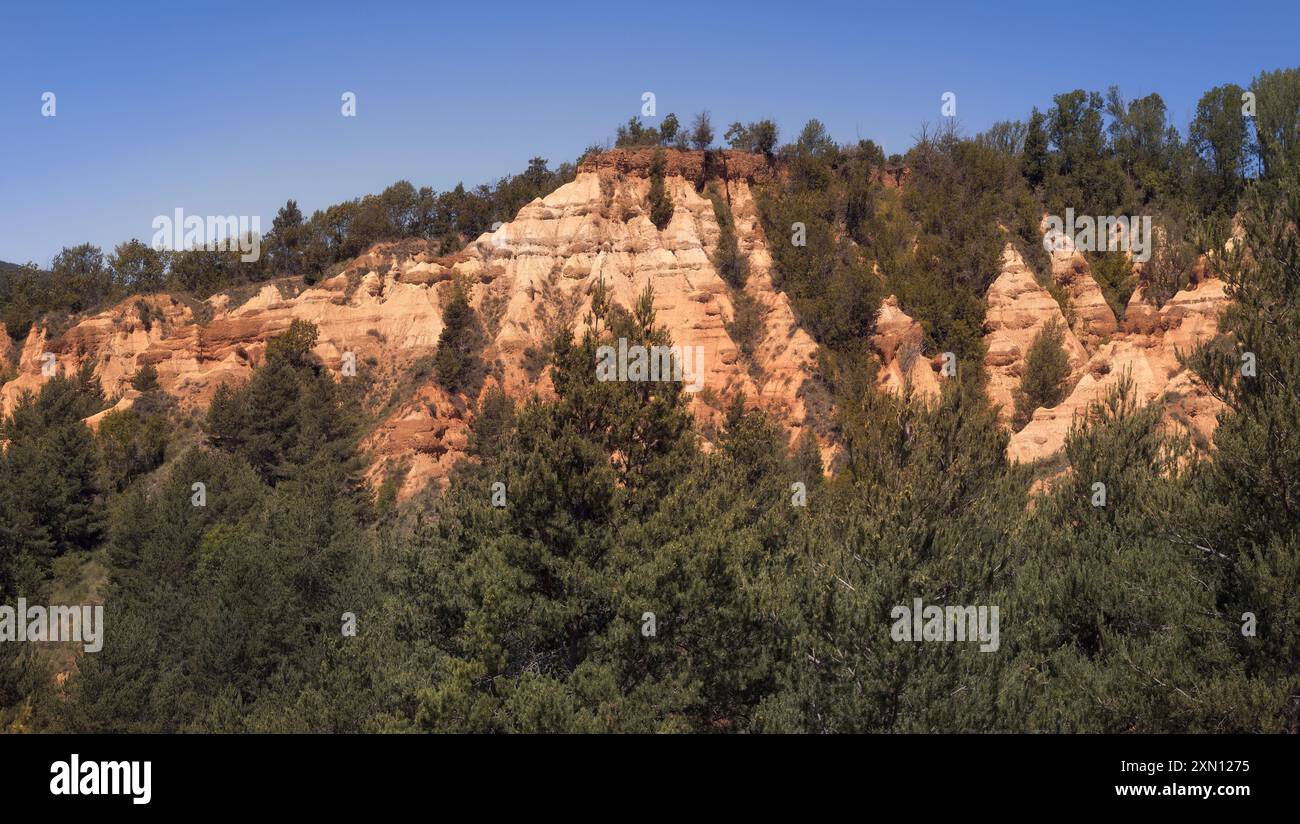 Malerischer Blick auf die Esterregalls d'all Badlands in La Cerdanya, Katalonien. Wunderschöne Landschaft mit einzigartigen Felsformationen und üppiger Vegetation. Stockfoto