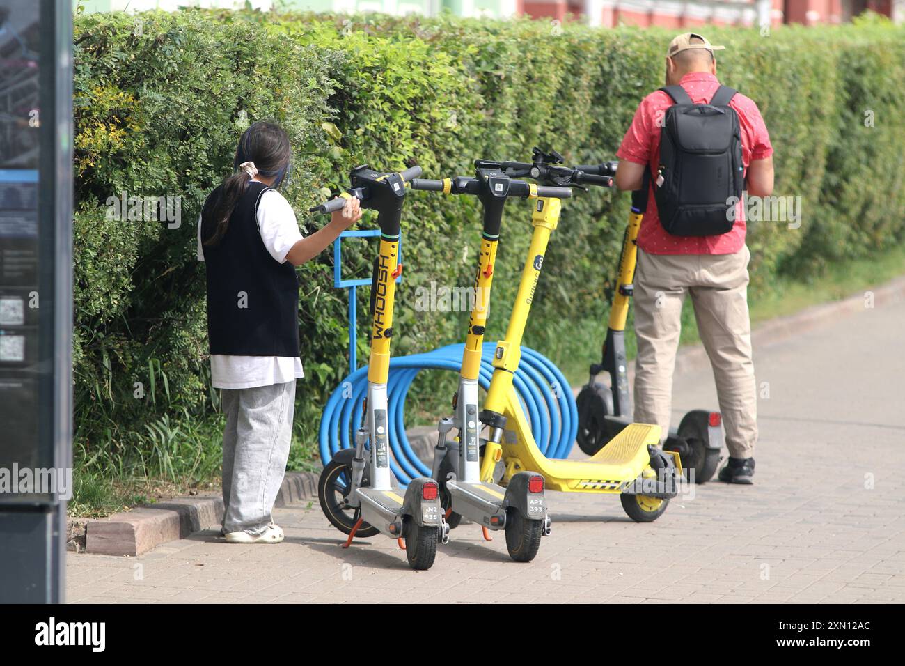 Parken von Elektrorollern im Zentrum von Sankt Petersburg, Russland. Stockfoto