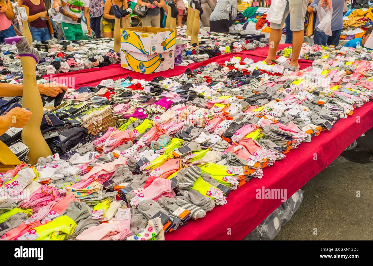 ANTALYA, TÜRKEI - 13. MAI 2017: Viele Männer-, Frauen- und Kindersocken im großen Stand des Cumartesi Basars, Antalya, Türkei Stockfoto