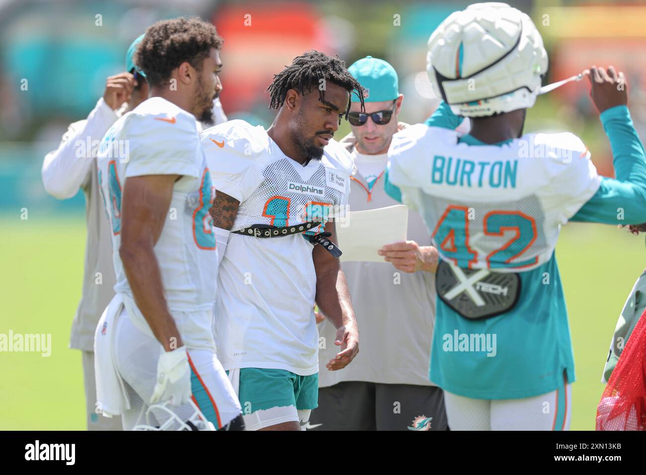 Miami Gardens, FL USA; Miami Dolphins Wide Receiver Anthony Schwartz (84), Jaylen Waddle (17) und je’Quan Burton (42) machen eine kurze Pause während des Trainings Stockfoto