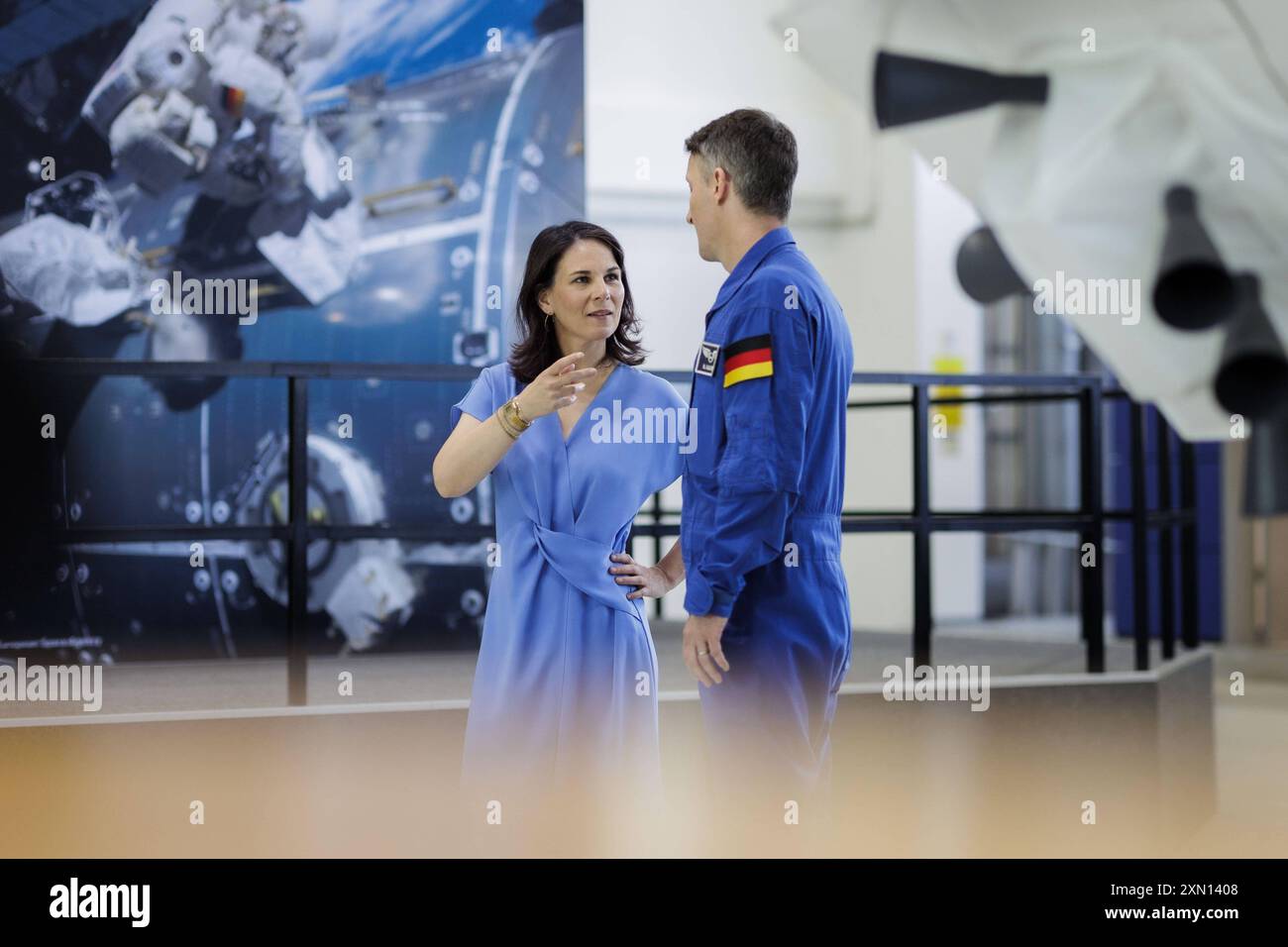 Annalena Baerbock Buendnis 90/die Gruenen, Bundesaussenministerin, und Matthias Maurer, deutscher Astronaut, aufgenommen im Rahmen eines Besuchs des Europaeischen Astronautenzentrums der Europäischen Weltraumorganisation ESA waehrend der Deutschlandreise der Aussenministerin in in Troisdorf, 30.07.2024. Fotografiert im Auftrag des Auswaertigen Amtes. Troisdorf Deutschland *** Annalena Baerbock Buendnis 90 die Gruenen , Bundesaußenminister, und Matthias Maurer, deutscher Astronaut, fotografiert während eines Besuchs im Europäischen Astronautenzentrum der Europäischen Weltraumorganisation ESA während der Außenministerreise Stockfoto